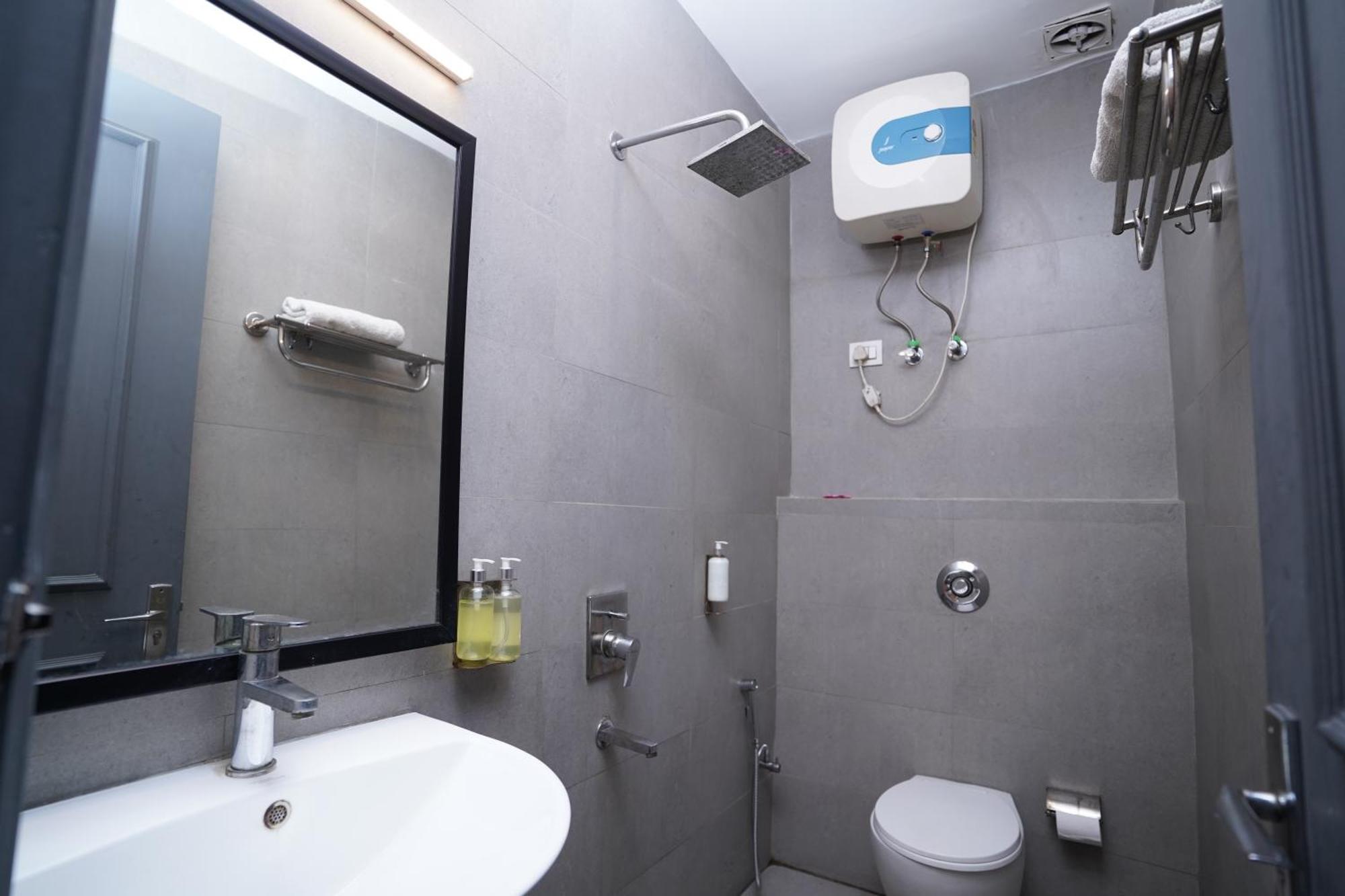 Hotel Mira Residency- Outer Ring Road, Paschim Vihar Delhi  Exterior foto